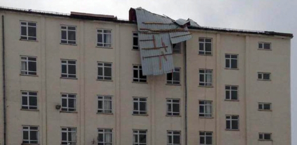 Şiddetli rüzgar okul çatısını uçurdu