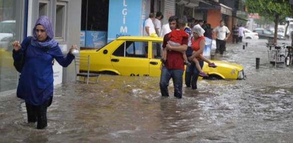 Şiddetli yağış hayatı felç etti