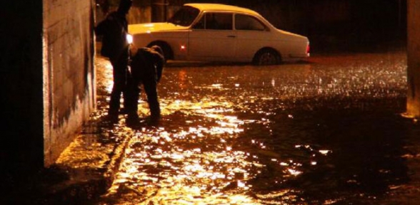 Şiddetli yağmur sele ve baskınlara neden oldu