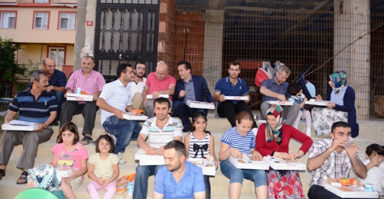 Şifa Mahallesi nde Sokak İftarı Kaldırıma Taştı