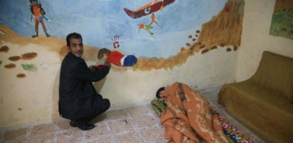 Sığındığı gecekondunun duvarlarını tuvale çevirdi