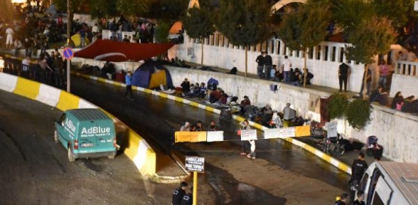 Sığınmacıların otogardaki bekleyişi devam ediyor