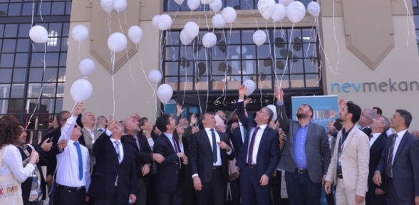 ŞİİR DOLU BALONLAR ULUSLARARASI ÜSKÜDAR ŞİİR FESTİVALİ İÇİN HAVALANDI