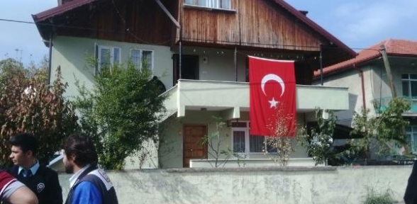 Şırnak ta şehit olan polis Furkan Çelik in baba evine ateş düştü