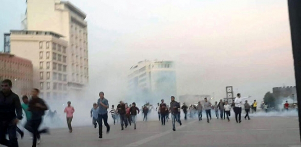 Sokağa çıkma yasağının olduğu ilçeye yürümek isteyen gruba müdahale