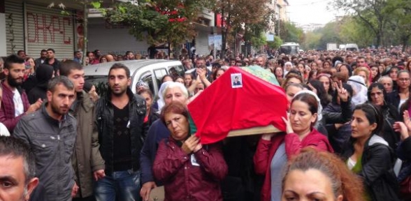 Son yolculuğuna kadınların omuzunda uğurlandı