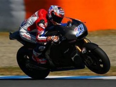 Stoner Hondanın Yeni Motorunu Test Etti