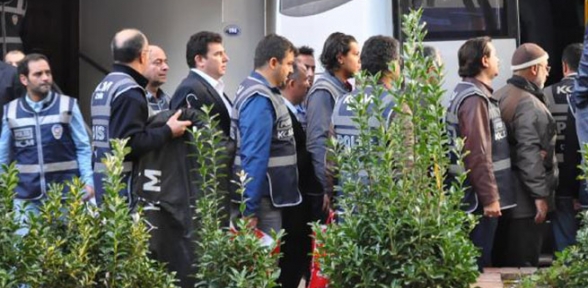 Suçlandıkları operasyonu yönettikleri binada tutuldular