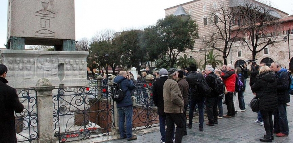 Sultanahmete karanfil bıraktılar