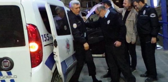 Şüpheliler kendilerini durduran polisi kaçırdı