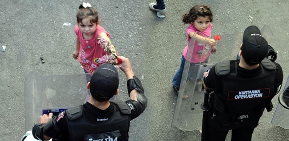 Suriyeli çocuklardan polislere örnek hareket