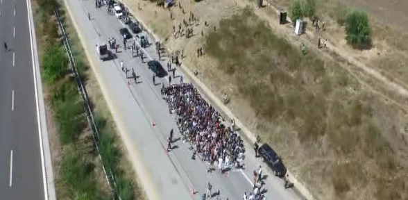 Suriyeli mülteciler sınır kapısına doğru yürüyüşe geçti