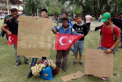 Suriyeliler teşekkür ederek Edirne den ayrıldı