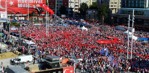 Taksim binler hep bir ağzıdan darbeyi lanetledi