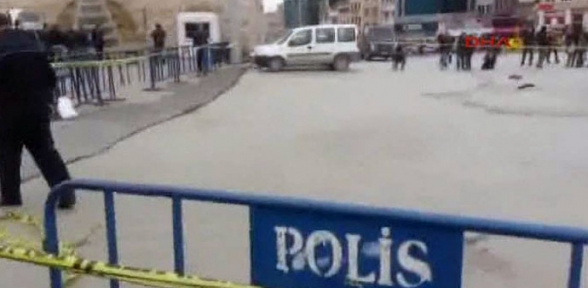 Taksim de polis noktasına ateş açıldı