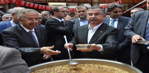 TBMM Başkanı Yılmaz Sivas ta aşure dağıttı