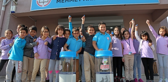 Tekerlekli sandalye mavi kapakta