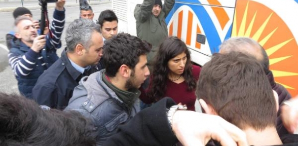 Telefonlarındaki Amblem Nedeniyle 2 Kişi Gözaltına Alındı