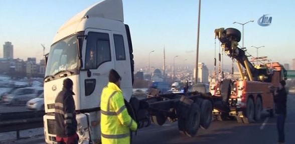 TEM Otoyolunda kumaş yüklü TIR devrildi