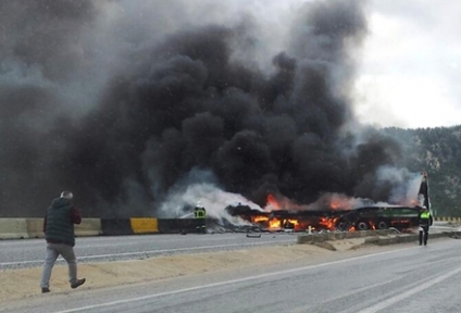 TIR alev topuna döndü 1 ölü