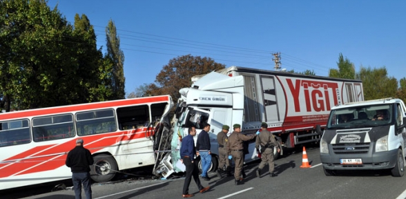 TIR belediye otobüsüne çarptı. 2 ölü 10 yaralı