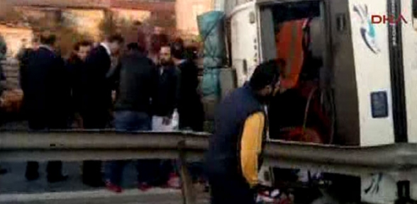 Tır Devrildi Tem Yolu İstanbul Yönü Ulaşıma Kapandı 