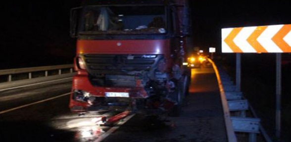 TIR ile otomobil çarpıştı. 4 ölü