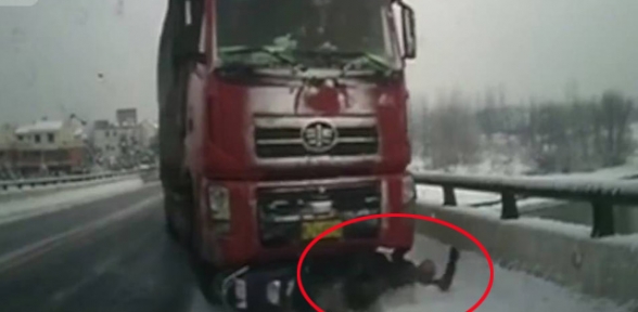 TIR ın Altında Kalan Adam Mucize Eseri Kurtuldu