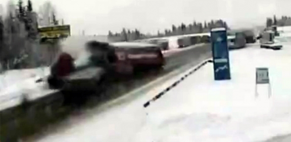 Tırlar kafa kafaya çarpıştı 