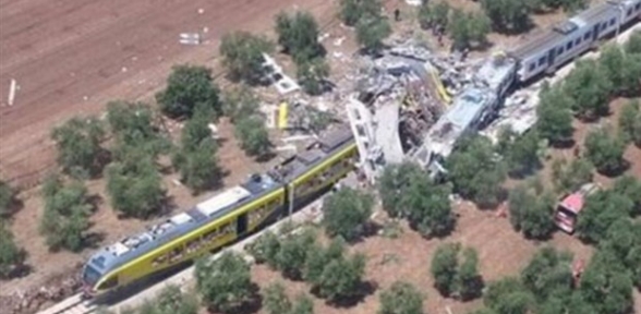 Trenler çarpıştı 10 ölü