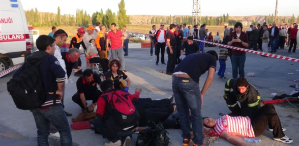 Tur otobüsü TIR a çarptı.1 ölü 42 yaralı