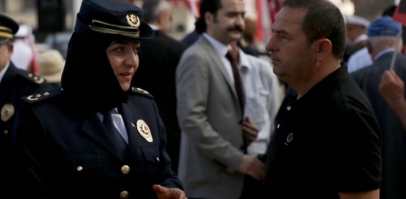 Türbanlı polisler sahne aldı