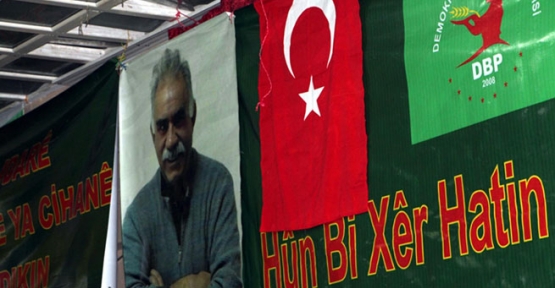 Türk Bayrağı ile Öcalanın fotoğrafını yan yana astılar
