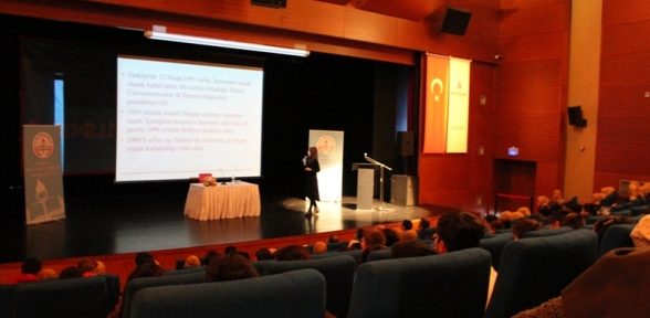 TÜRK GENÇLERİ İNTERNET KULLANIMINDA DÜNYA BİRİNCİSİ AMA