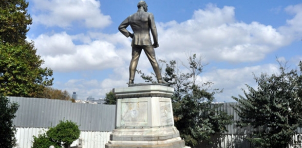 Türkiye de yapılan ilk Atatürk heykeli Sarayburnunda metal perdelerle çevrili duruyor