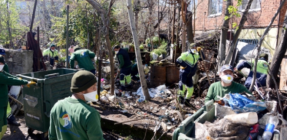 Tuzla Belediyesi Çöp Evden 8 Kamyon Çöp Çıkardı
