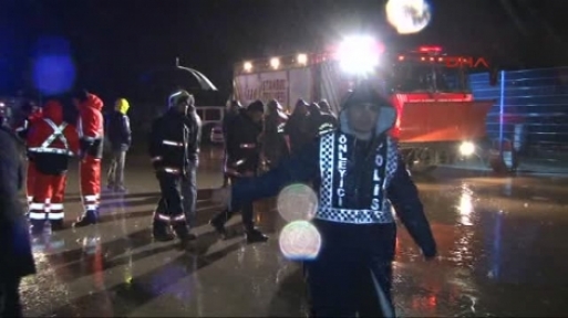 Tuzlada Denize Düşen Araçtan 1 Kişinin Cesedi Çıkarıldı