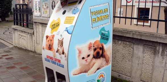 Tuzlada Sokak Hayvanları Mama Otomatı ile Besleniyor
