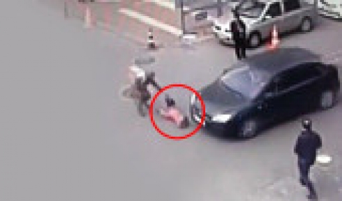 Otomobilin Altında Kaldığı An