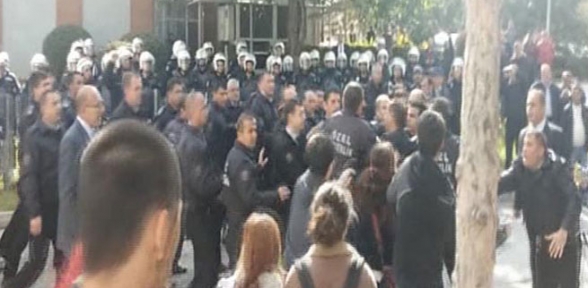 Üniversitede afiş gerginliği