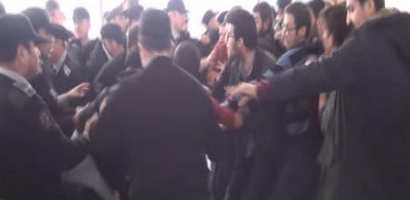 Üniversitede afiş kavgası