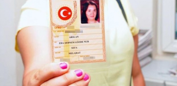 Üniversiteli kızın kimliğini gören şaşkına dönüyor