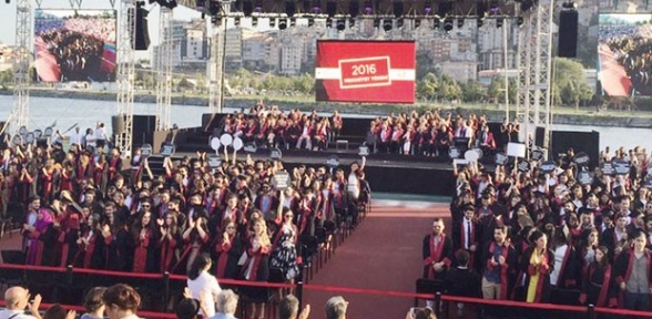 Üniversiteliler rektöre sırtını döndü