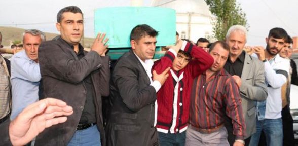 Ünlü türkücü toprağa verildi