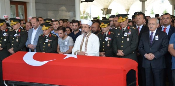Ünsal ın bir yakınının tabutun üzerindeki kağıda şehit yazması dikkat çekti