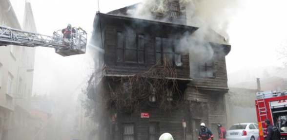 Üsküdar da 2 katlı ahşap binada yangın çıktı