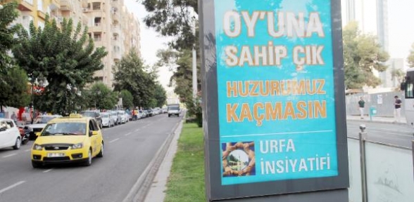 Uyarı gibi seçim afişi