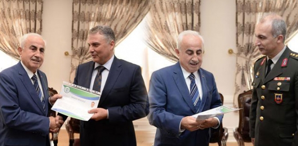 Vali den Emniyet Müdürü ve Komutana altın