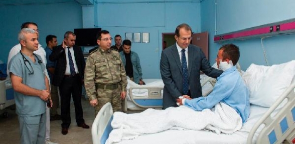 Van Valisi yaralanan askerleri ziyaret etti