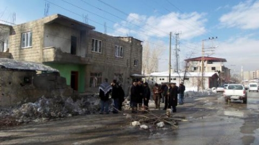 Vanda polis aracına saldırı